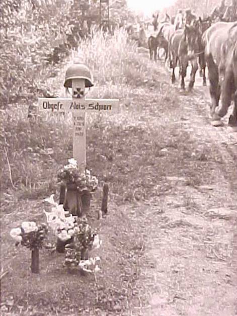 A lonely grave beside de road - France 1940.