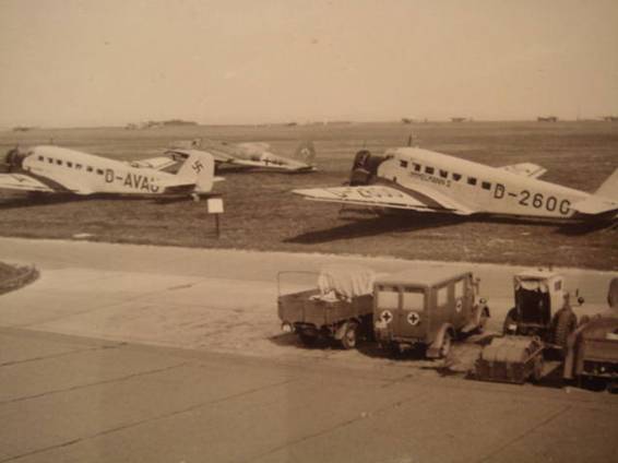 The Ju-52 / 3 N ° 4065 Immelmann II registration D-2600 with another Ju-52 / 3 No. 5420 used as support aircraft, registration D-AVAU.