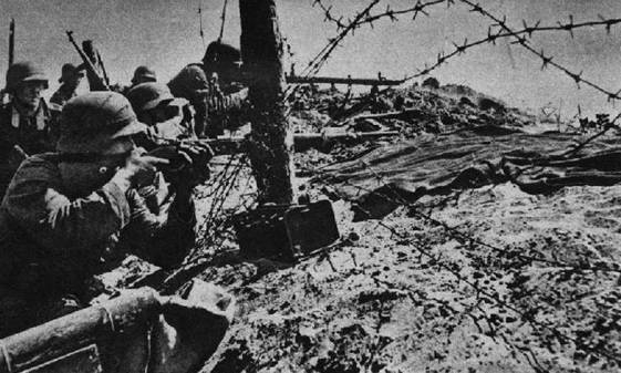 In front of the barbed wire of Brest-Litwosk the German infantry in combat.