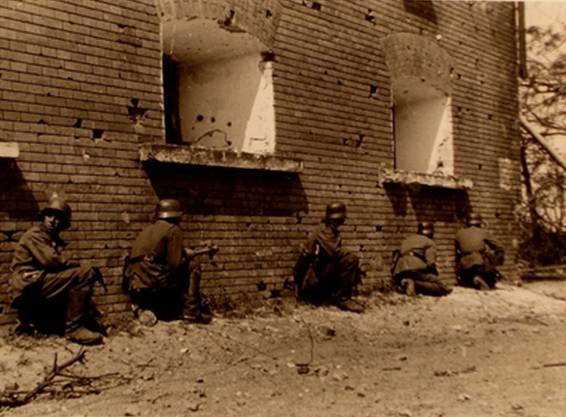 German soldiers of the IR 133 in the battle for the citadel of Brest Litovsk.