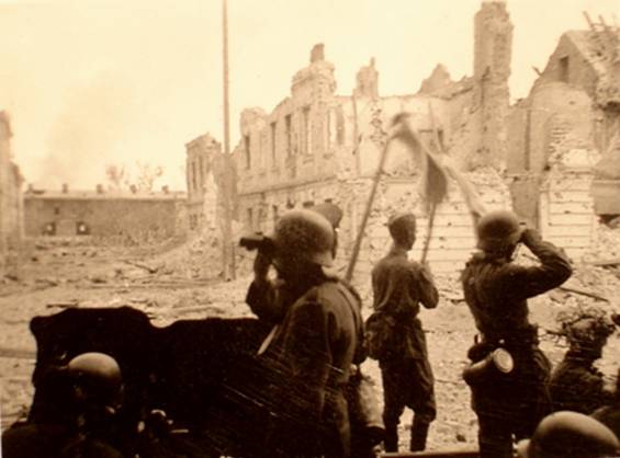 Group of assault of the IR 133 with truce flag, trying to free the troops surrounded in the church within the citadel - June 23, 1941.