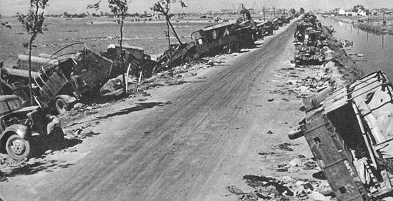 The war was present along the road, broken supply columns, artillery positions destroyed. Hundreds, thousands of equipments traced the path of the defeated army of a people who had trusted blindly in Britain and duped declared the war against the German Reich.
