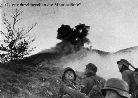 Aerial attack carried out by the Stukas on the height 307, while the men of the I. / GJR 100 watched the action.