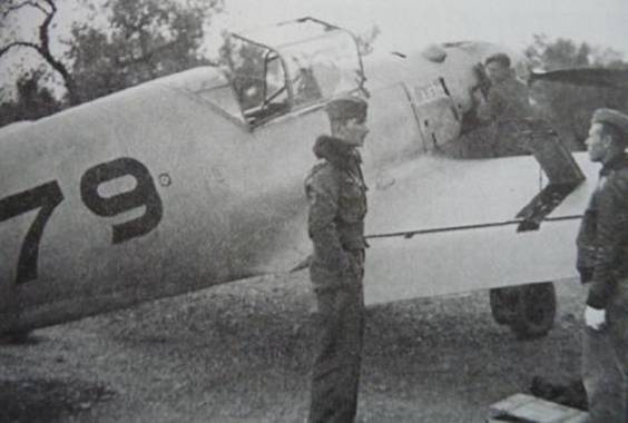 Werner Mölders giving directives beside a Bf-109 ...................<br />http://reibert.info/forum/showthread.php?t=30929