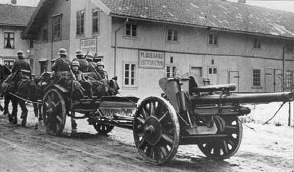 A horse-drawn leFH 18 which was allocated to the standard infantry divisions.............
