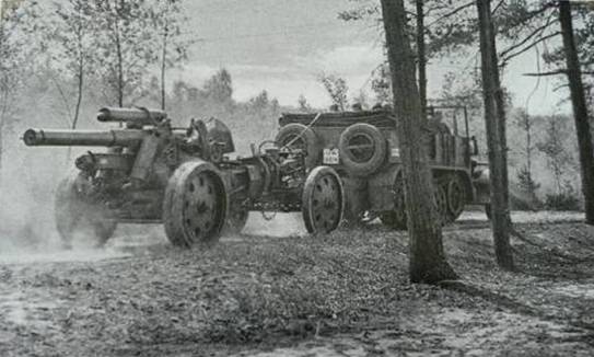A sFH 18 towed by a prime mover Sd Kfz 7/8.............................
