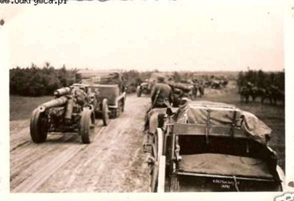 A battery of sFH 18 towed by vehicles Sd Kfz 7 marching to Baranow...........................