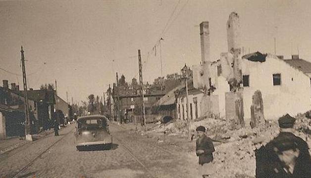 Vehicles of the 2. Le. Div crossing a Polish town in ruins ..............