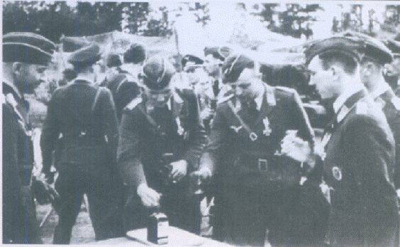 Pilots of the I. / JG 21 after being decorated with the EK II; Hauptmann Mettig, Leutnant Gustav Rödel and Leutnant  Heinz Lange.