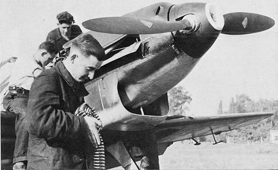 Ground crew working on a Bf-109D .......