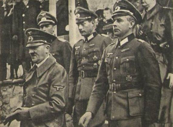 The Führer and the first Commander of IR GD, Oberstleutnant v. Stockhausen ........................