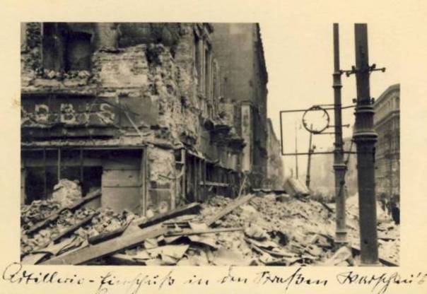 Damage in hebuildings of Warsaw........................<br />Original photo 31. Inf Div Massengrab für Polen