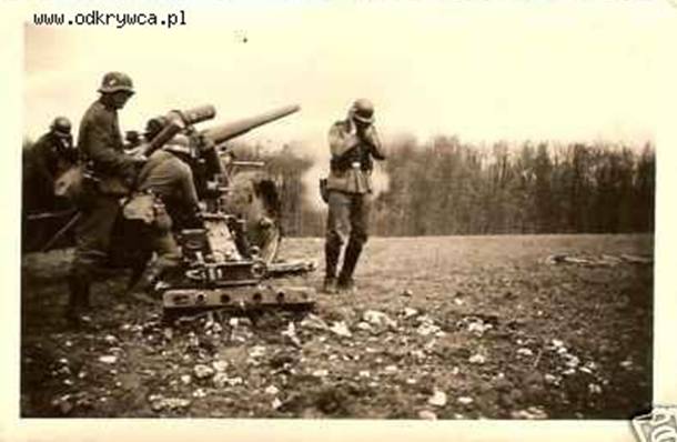 A battery of the II./ AR 58 in action in front of Warsaw.................... <br />&quot;Ari-Rgt 58 beim Beschuss von Warschau,Polenfeldzug&quot;