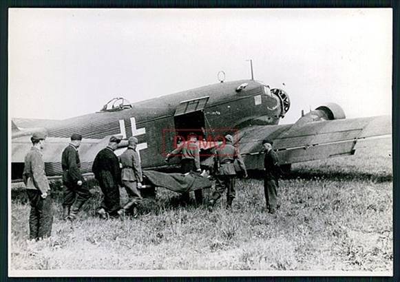 Transport of wounded soldiers in an Ju-52 standard, used in the absence of an air ambulance ................<br />Orig. Photo German Ju 52 Transport Airplane Flugzeug Verwundete