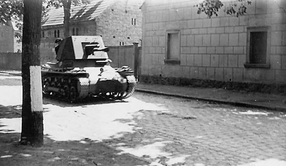 http://www.worldwarphotos.info/gallery/germany/tanks-2-3/panzerjager_i/panzerjager-german-4-7cm-pakt-sf-auf-pzkw-i-ausf-b-tank-destroyer/