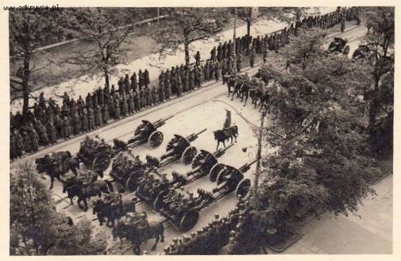 Horse-drawn artillery with lFH18 of 10,5 cm........................