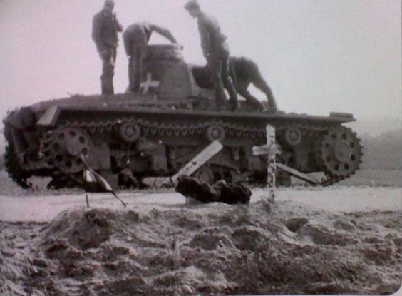 A disabled Pz Kw III being checked by German troops; in the foreground the graves of the crew............... <br />http://odkrywca.pl/forum_pics/picsforum23/528284509_5.jpg