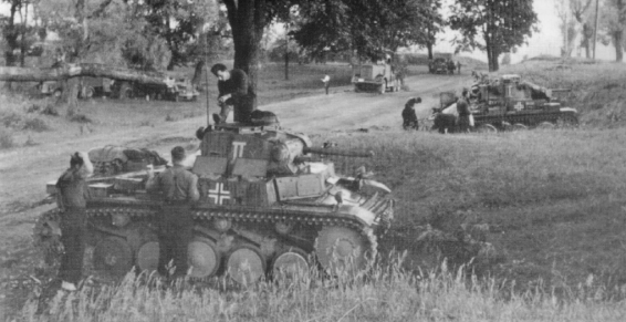 In the foreground a Pz Kw II Ausf. C and behind a Pz Kw 38(t) of the PR 10, 8. Pz - Aug 1941...................