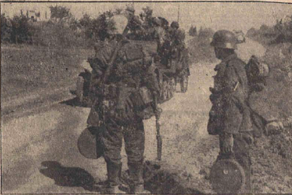 Withdrawal to the Dnieper; sappers await the passage of the column to plant their T-mines.....................