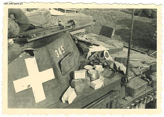 Damage on the turret of the Pz Kw II Nº 345; in the foreground some rations?................................<br />http://odkrywca.pl/forum_pics/picsforum24/1_copy65_copy.jpg