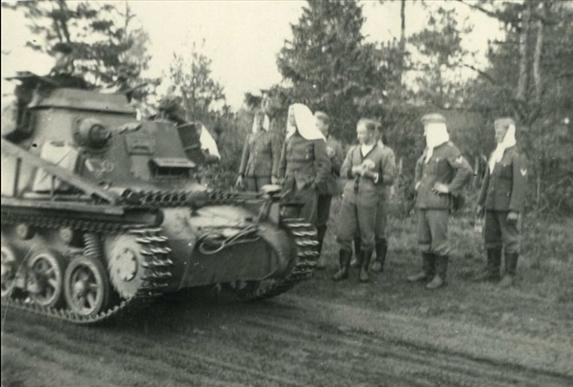 Panzerbefehlswagen I Ausf. B (Sd.Kfz. 265) of Minenräum-Abteilung 1 during a halt on the move...................................