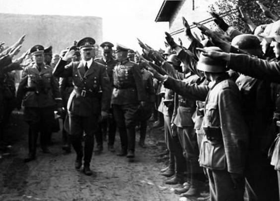 Commander with soldiers: Adolf Hitler is greeted in a front-visit on 13 September 1939 by Wehrmacht soldiers in occupied Łódź.