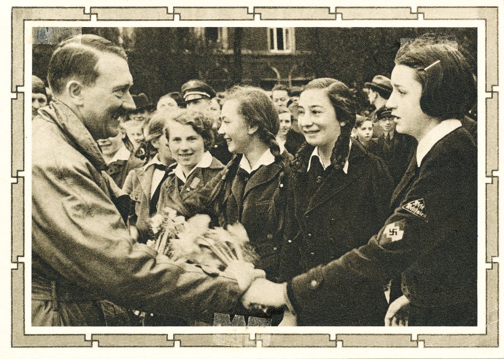 Adolf Hitler mit BDM Mädels [1939] #1.jpg