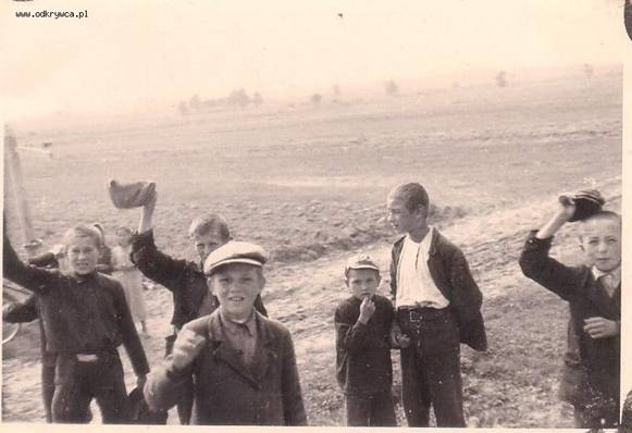 Some kids greets the German soldiers near Jedwabne........................