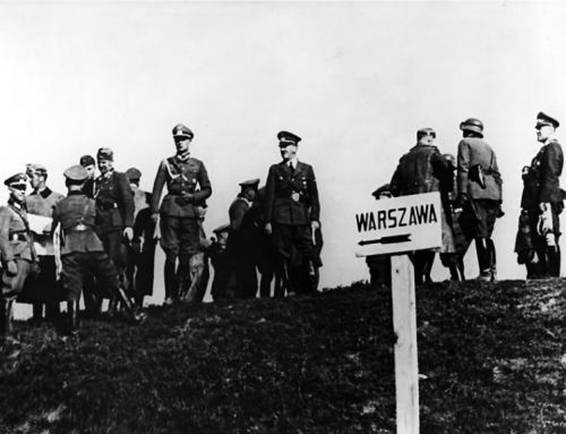 The &quot;Fuhrer&quot; on the front: Surrounded by general staff officers and aides, the dictator Hitler, follows the advance of the Armed Forces on Warsaw in September 1939................................