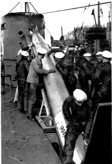Loading a torpedo in the U 26 (pre-war photo). In late August the torpedoes were not of exercise .............<br /> U-Boot VII. 1 vol.