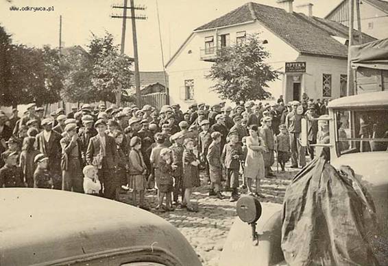 Inhabitants of Symiaticze gathered in the market place to watch a German column .......................