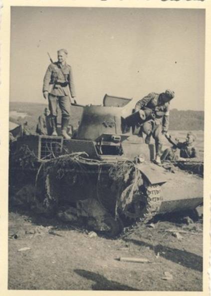 Disabled Polish tank......................................<br />57) Foto 1939 POLEN Feldzug - zerstörter polnischer PANZER - Kettenfahrzeug