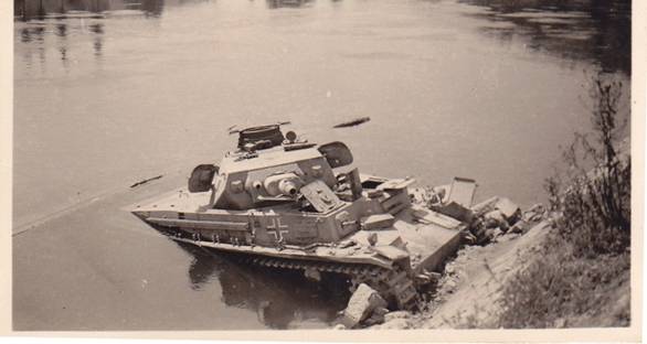 Get your feet wet. A Pz Kw IV Ausf. D almost reached the river bank..................