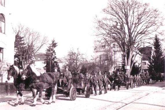 A column of the IR 19 (7 ID), with two If. 5 horse-drawn wagon (Type 36) with Zwillingslafette 36, marching through Freising!................................