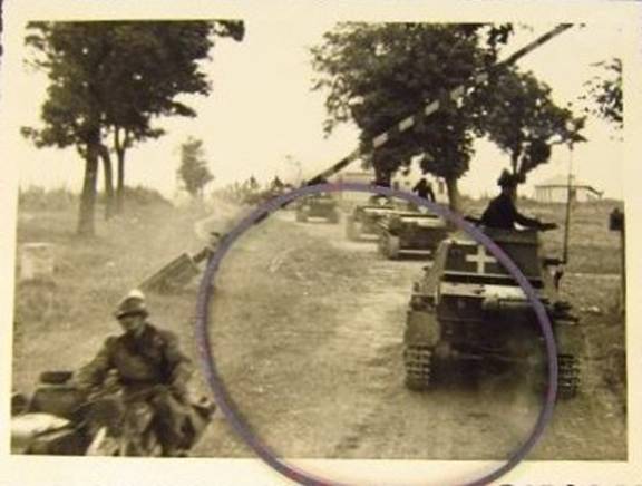 On September 1, 1939 at 14:20 hours, the 6. Company of PR 7 crossed the border with Poland by Wetzhausen, shortly afterwards would hold a violent baptism of fire before Mlawa. In the foreground a Sd Kfz 265 (Kl Pz Bef Wg) ............................