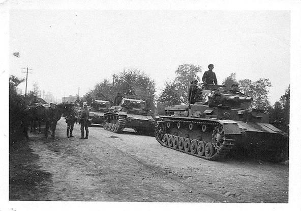 An armored detachment on the move; in the lead a Pz Kw IV Ausf. A and behind two Pz Kw IV Ausf. B (I think) ........................................