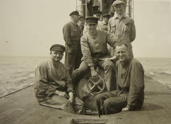 In this photo during sea trials of the E-1, the man who is sitting on the hatch, it has an air of Harald Grosse (or it seems to me?) ..............