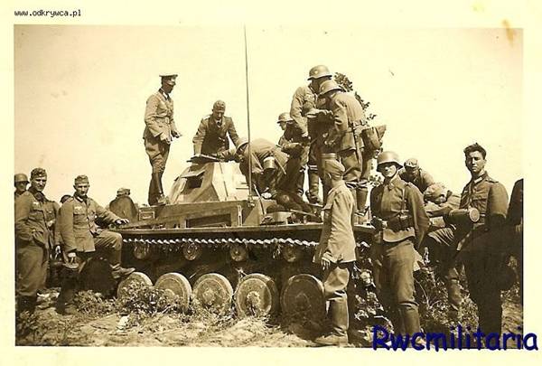 A Pz Kw II (out of service?) Has aroused the curiosity of these German soldiers ............................
