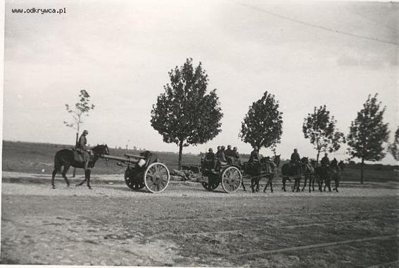 A howitzer Le. FH 18 towed by a pack of six horses............................