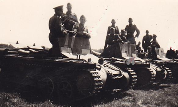 A schulfahrzeug with windshield..............<br />P11 Wehrmacht Panzer Fahrschulpanzer auf Fahrgestell 1 mit Windschutzscheibe TOP