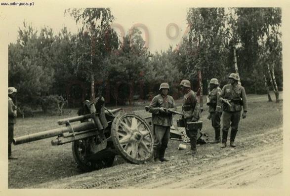 A le FH 18 howitzer abandoned in the roadside somewhere in Poland in 1939 ..................<br />http://odkrywca.pl/wrzesien-1939-zdjecia-czesc-21-,656823.html