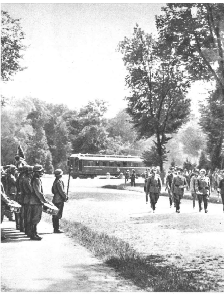 AH leaving the scene at Compiègne, June 21, 1940.....................