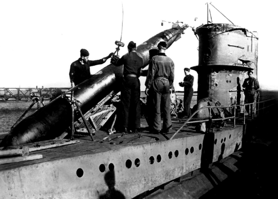 Loading a torpedo with a warhead into U 331 (Type VIIC)...................................