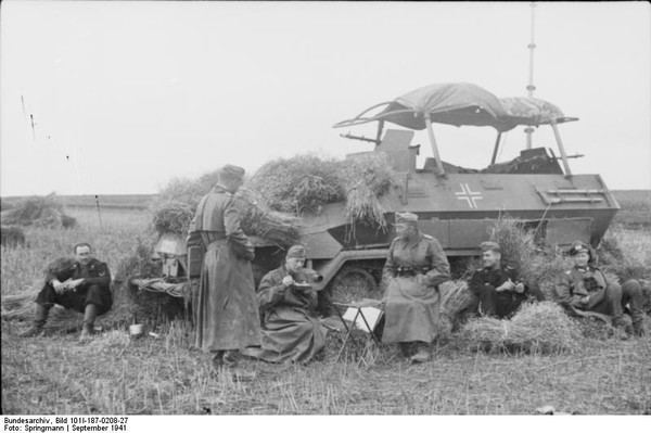 Sd.Kfz. 251/6 mittlere Kommandopanzerwagen during Barbarossa........................