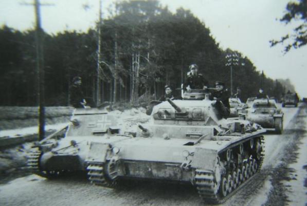 An armored column of Pz Abt 33 ?; in the foreground a Pz Kw III Ausf. D (right) and a SdKfz 265 with the cross outlined in white...............