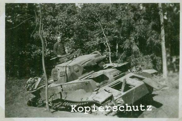 Pz Kw IV Ausf. C of the 5. Pz disabled around Ćwiklice on September 2, 1939 .........................