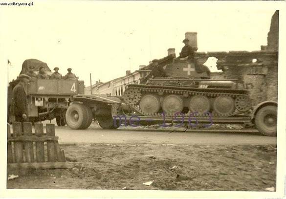 A Sd. Ah. 115 carrying a Pz Kw 38 (t) of Panzer Abteilung 67 in Poland 1939.....................................