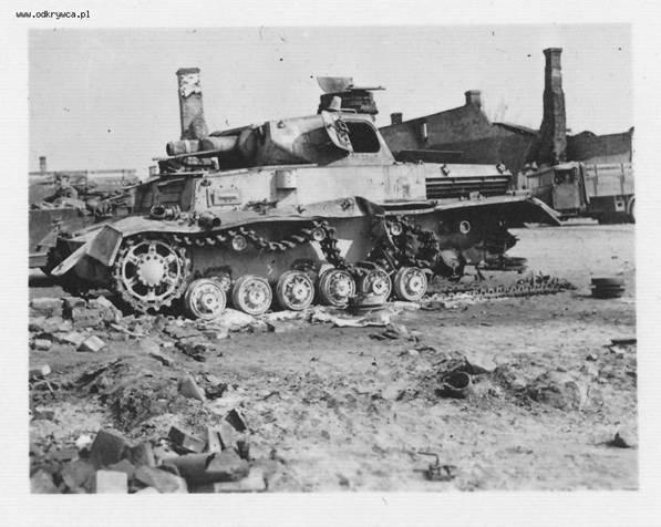Pz Kw IV Ausf. C of the 3./ PR 11 destroyed at Głowaczów? ....................................<br />http://odkrywca.pl/panzer39-wraki-czesc-siodma,730647.html