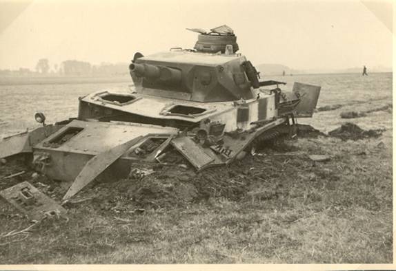 Pzkw IV Ausf. B / C of the 2. / PR 23? stuck in the mud and destroyed around Orła (from an album of a member of the I. / PR 23)..........................