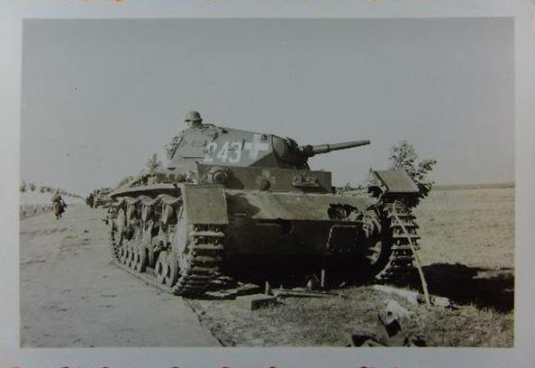 Another view of the Pz Kw III Ausf. D Nº 243 (2./ PR 1) out of action due to an enemy anti-tank weapon.............<br />http://odkrywca.pl/panzer39-wraki-czesc-piata,667803.html#667803